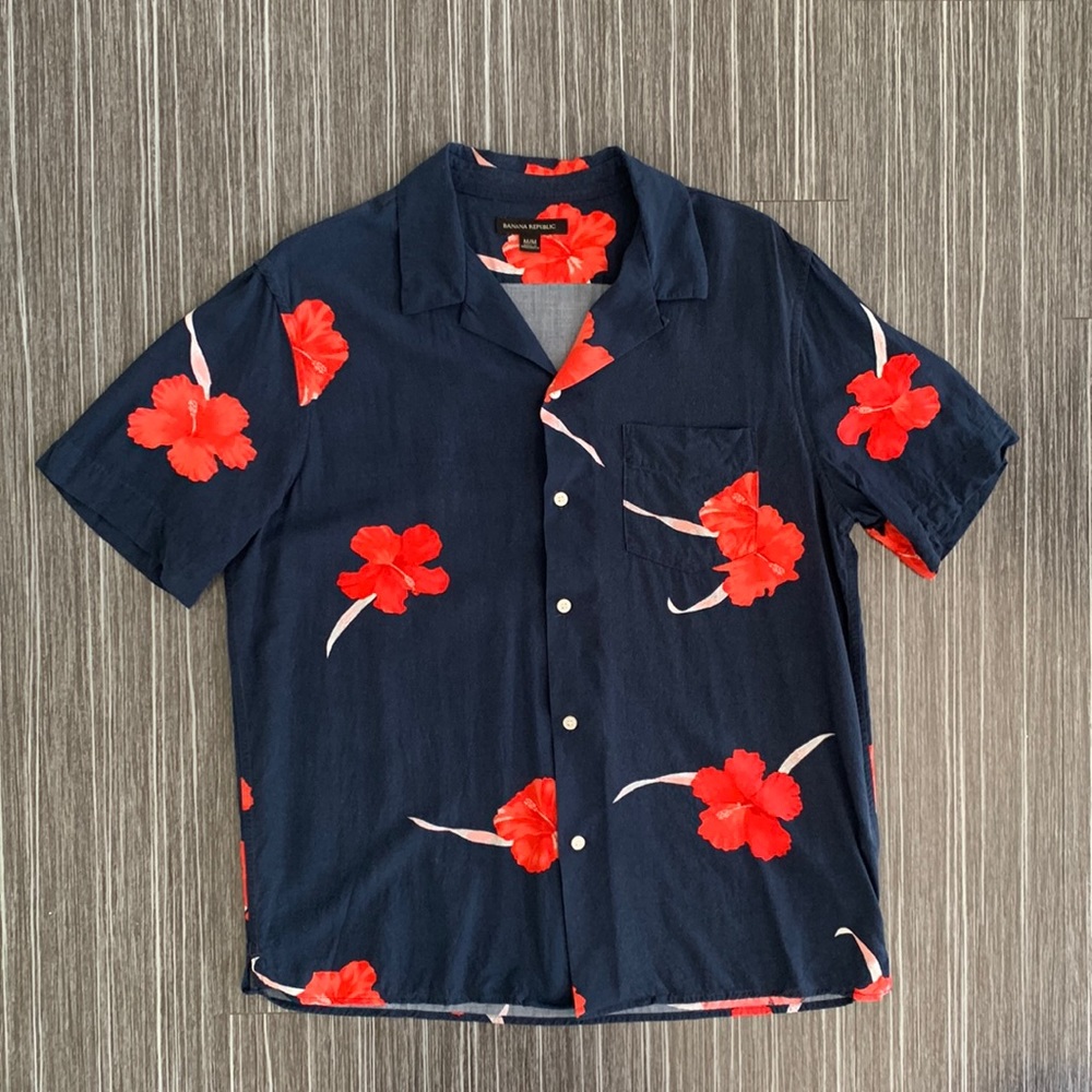 Banana Republic Camp Collar Shirt (Size Medium)